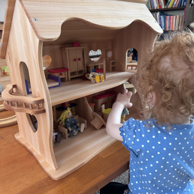 ... mit dem Puppenhaus spielen